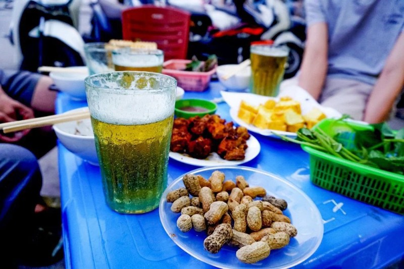 Un verre de bia hơi autour d’une petite table de rue : une scène familière de la vie quotidienne au Vietnam