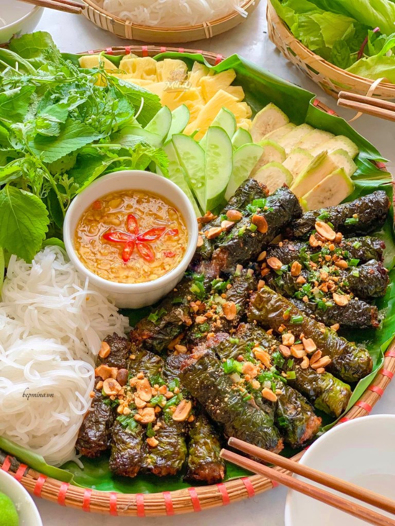 Bo la lot, bœuf grillé enroulé dans des feuilles de lot