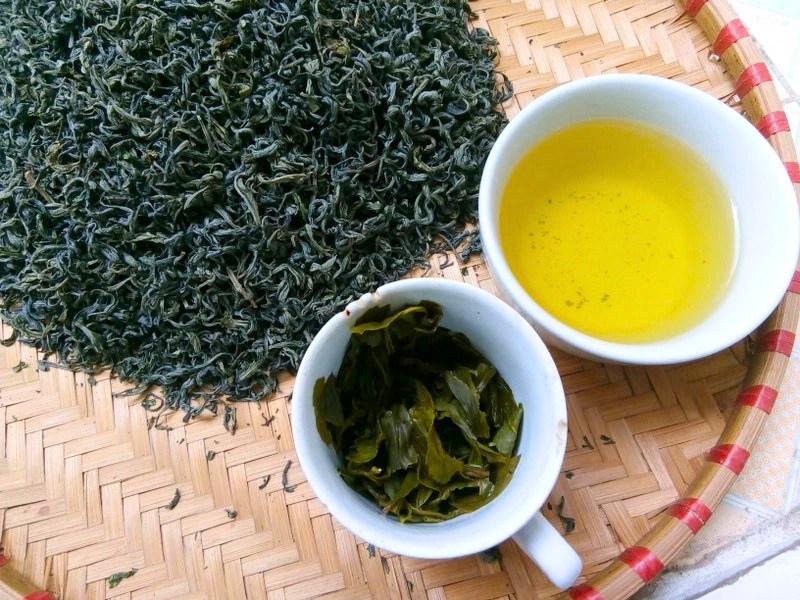 Feuilles de thé vert de Thai Nguyen et bols de thé infusé