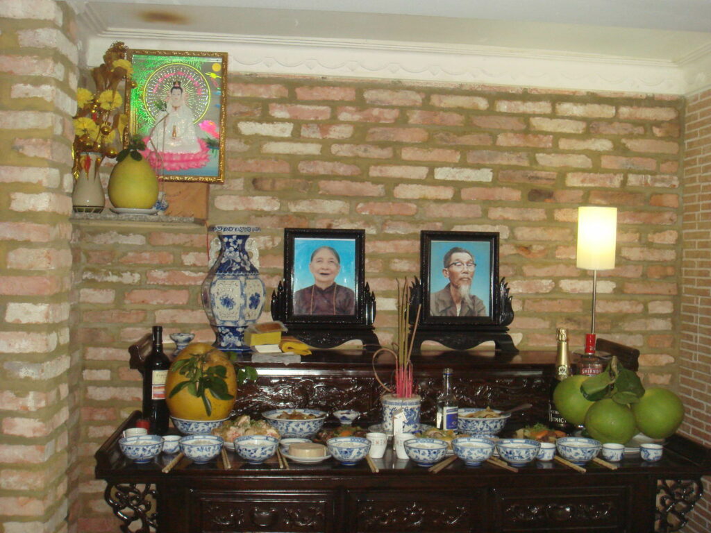 Autel familial avec photographies des ancêtres et offrandes traditionnelles
