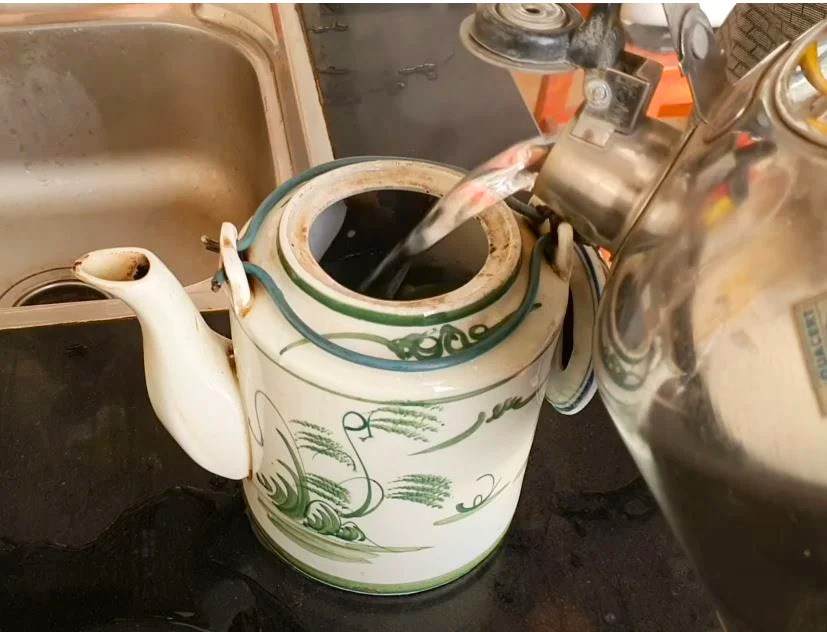 Infusion du thé vert dans une théière traditionnelle