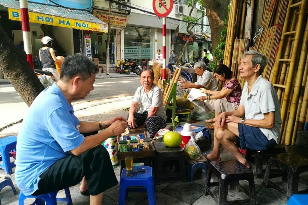 Groupe d'amis partageant un moment autour d'une tasse de thé au Vietnam