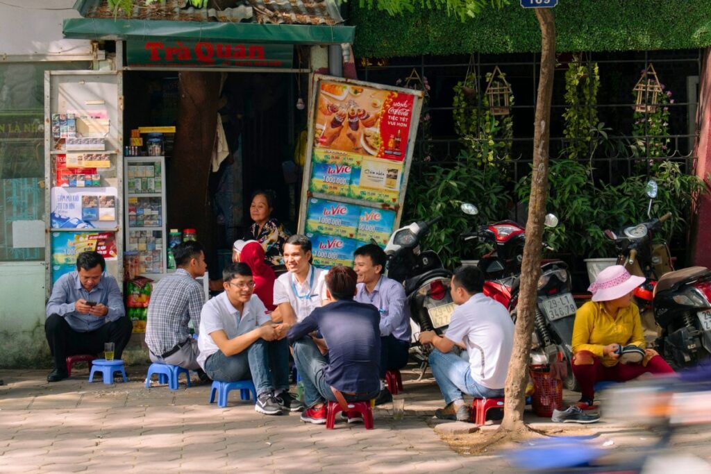 Petit stand de thé de rue fréquenté par les habitants au Vietnam
