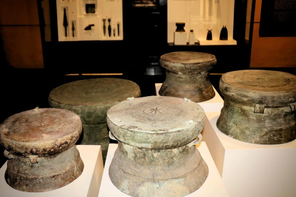  Des objets en bronze anciens exposés au Musée d’Histoire de Ho Chi Minh-Ville