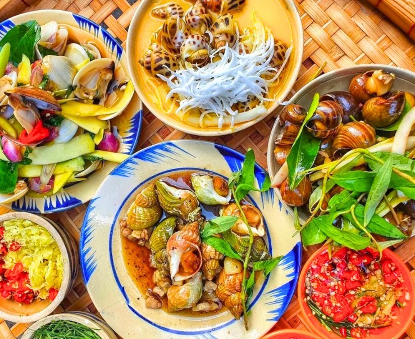 Oc, escargots et coquillages épicés servis dans un restaurant de rue à Saigon