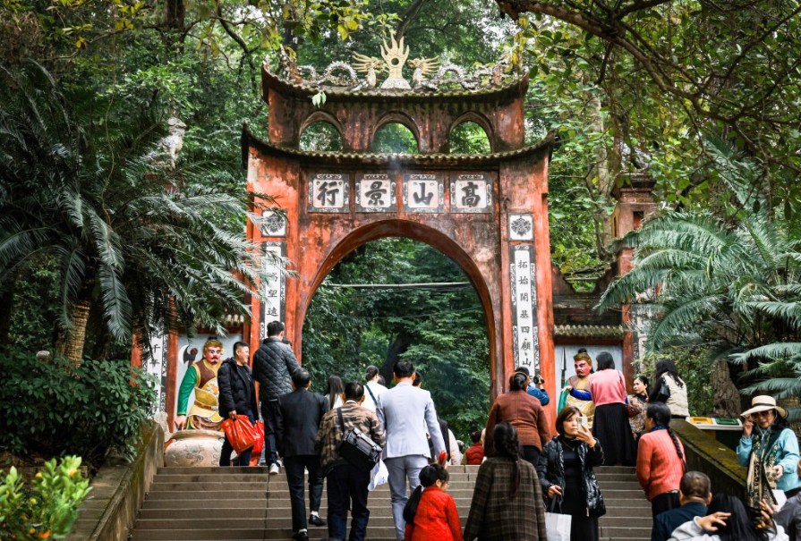 Porche d'entrée du temple des rois Hung à Phu Tho