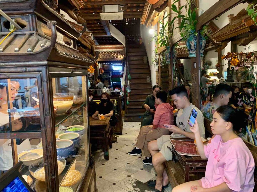 Salon de che dans une maison ancienne du Vieux Quartier de Hanoi