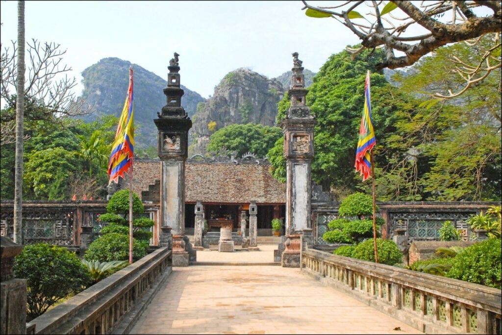 Temple de Dinh Tien Hoang à Hoa Lu, entouré de montagnes calcaires