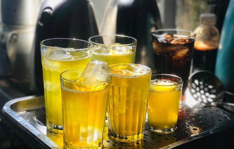 Tra da, thé glacé vietnamien souvent servi gratuitement dans la rue