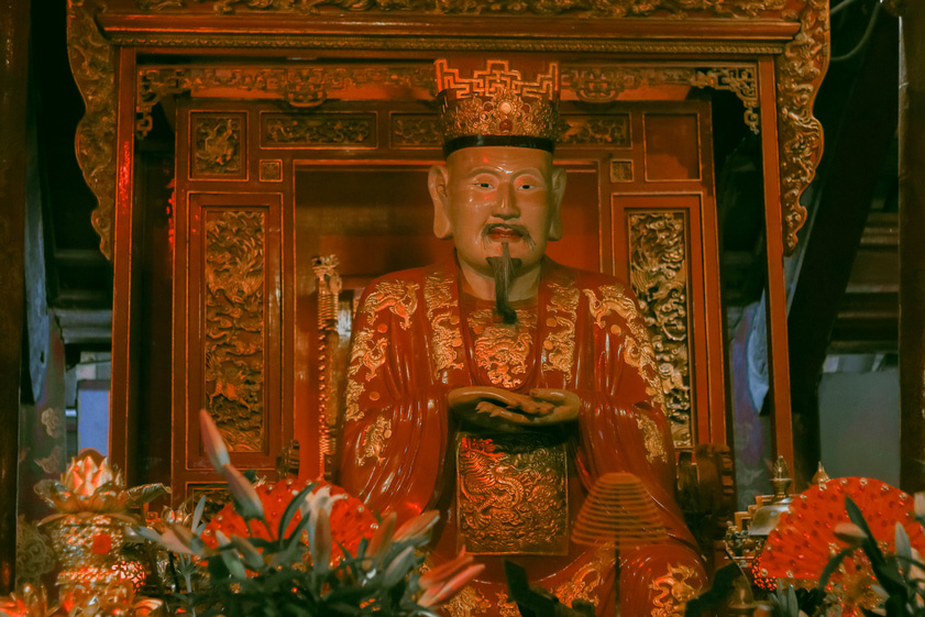 Statue de Tran Hung Dao vénéré comme héros national dans un temple