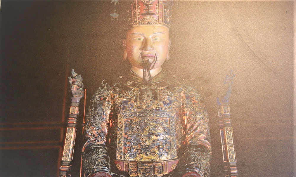 Statue dorée du roi Le Dai Hanh dans son temple