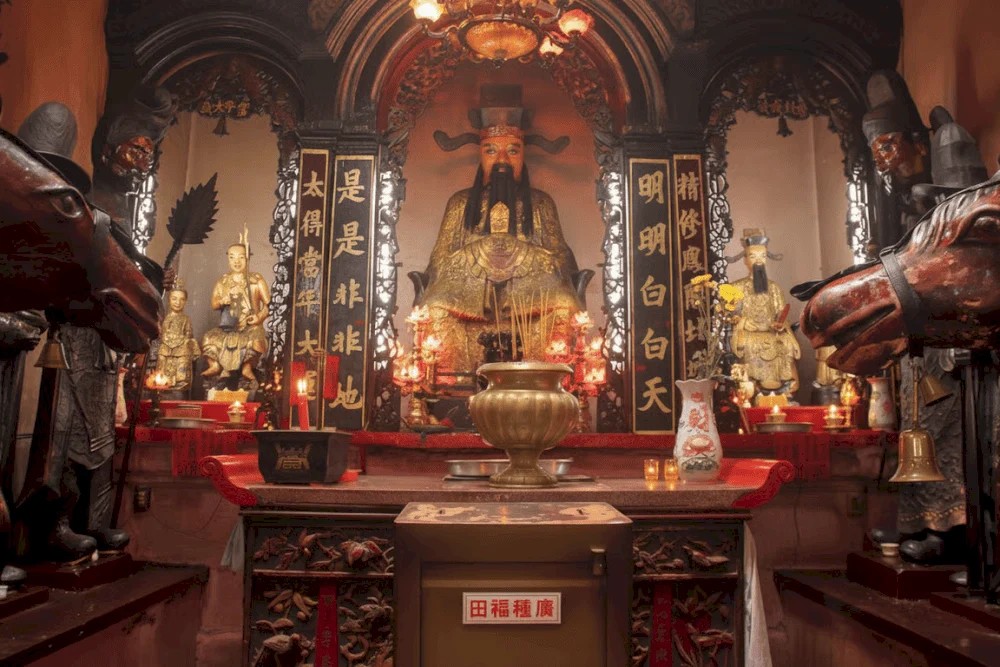 Autel principal dédié à Ngọc Hoàng Thượng Đế dans une pagode vietnamienne