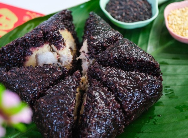 Banh chung den, préparé avec du riz gluant à la cendre végétale par les communautés Tày