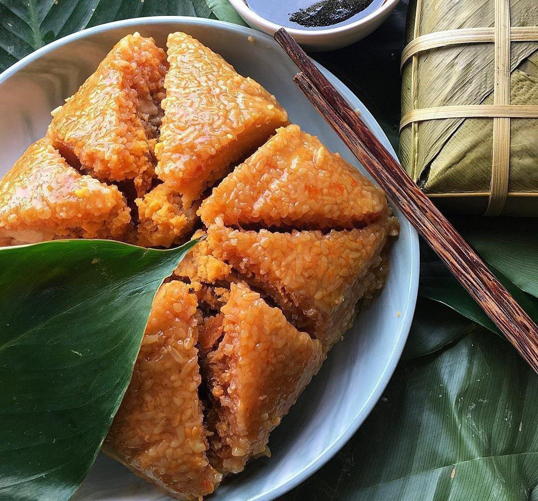 Banh chung au gac, teinté d'un orange éclatant par la pulpe de ce fruit vietnamien