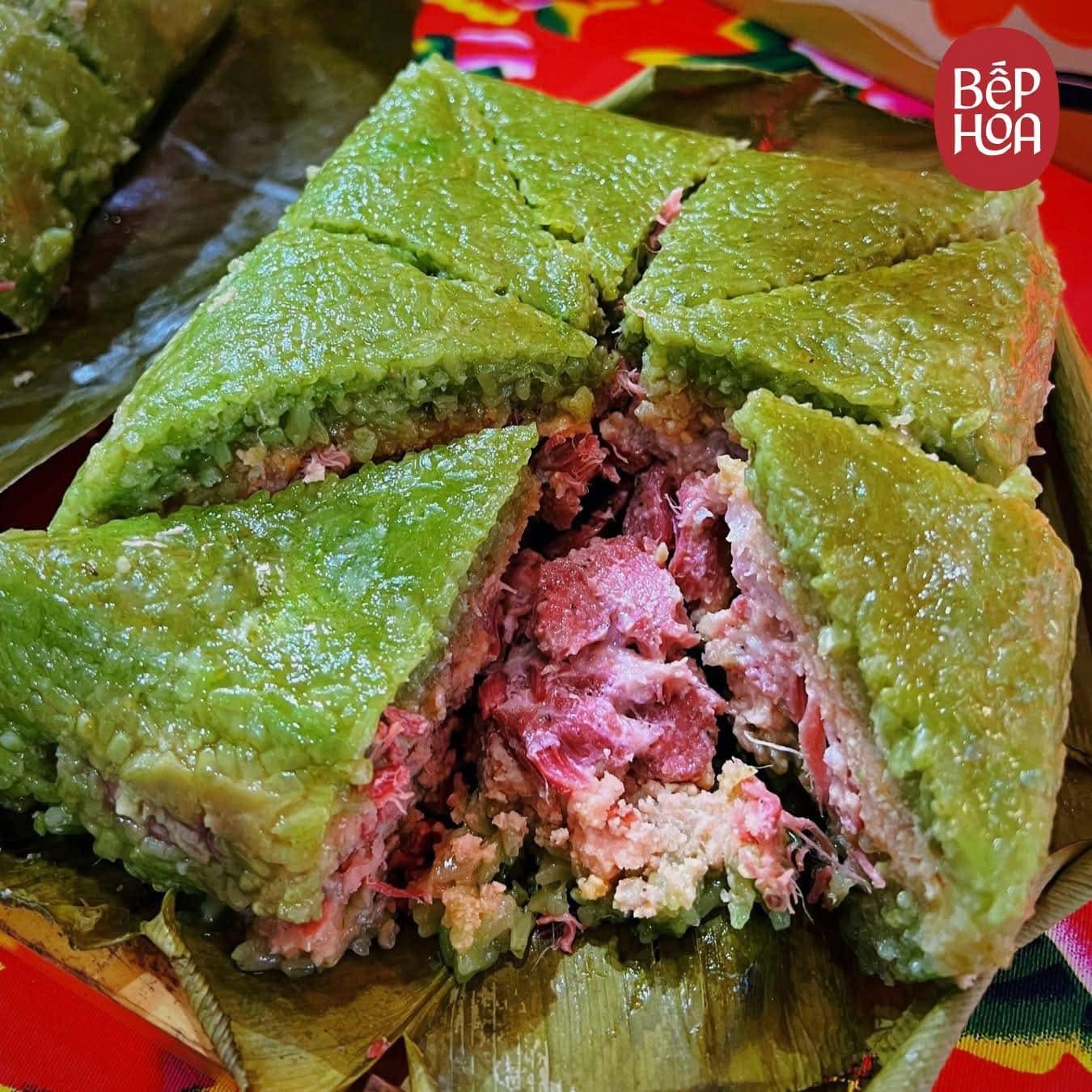 Banh chung au riz gluant teinté de feuilles de cẩm, garni de porc effiloché