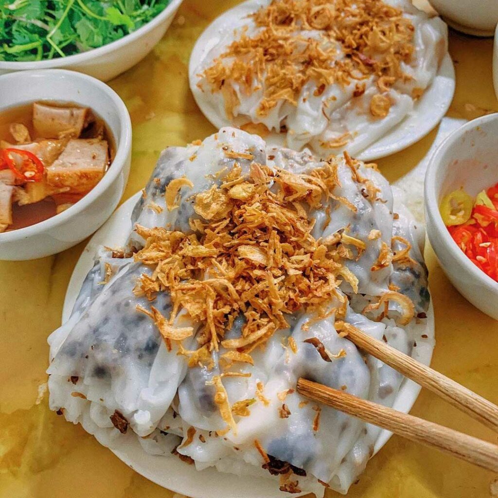 À partir du riz, la cuisine vietnamienne crée une grande variété de plats, comme le bánh cuốn, une fine crêpe de riz garnie.
