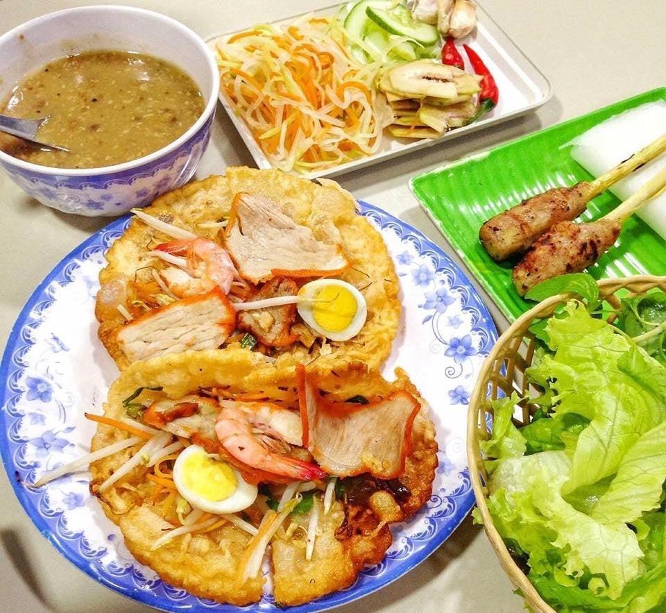 Banh khoai, crêpe croustillante de Hue garnie de porc et de crevettes