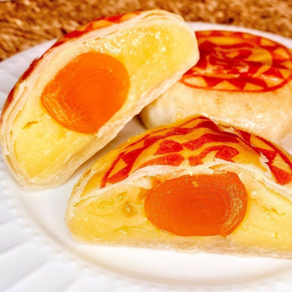Intérieur du banh pia au durian et jaune d'œuf salé