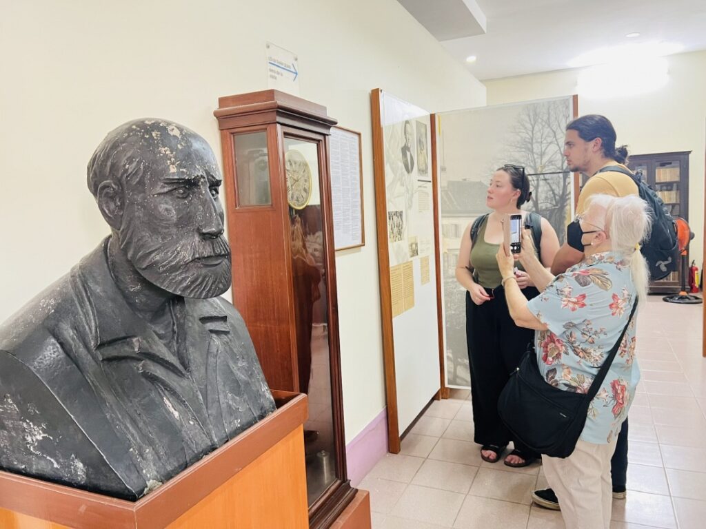 Büste von Alexandre Yersin im Inneren des Museums, umgeben von Besuchern