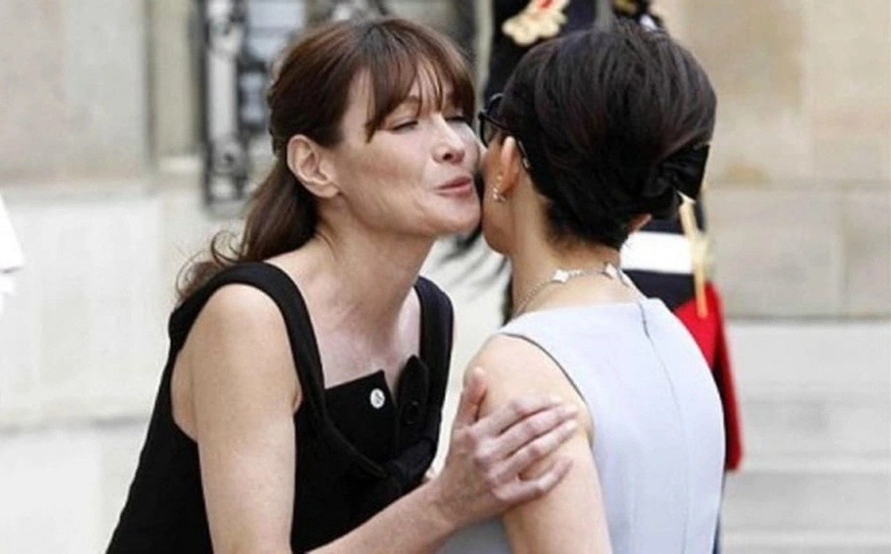 Deux femmes se saluant par la bise, une coutume répandue en France