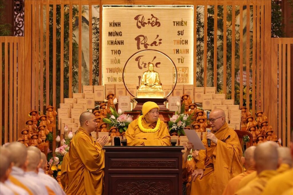 Cérémonie du courant zen Truc Lam en présence du maître Thich Thanh Tu