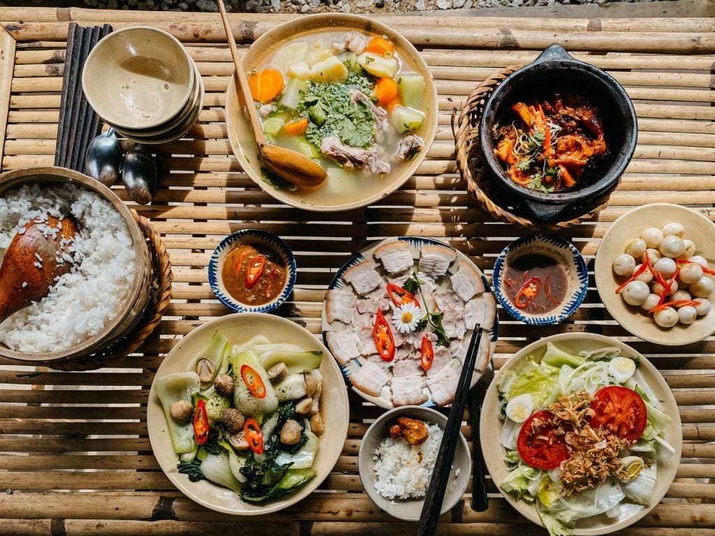 Chaque plat est posé au centre de la table et partagé entre tous les convives.