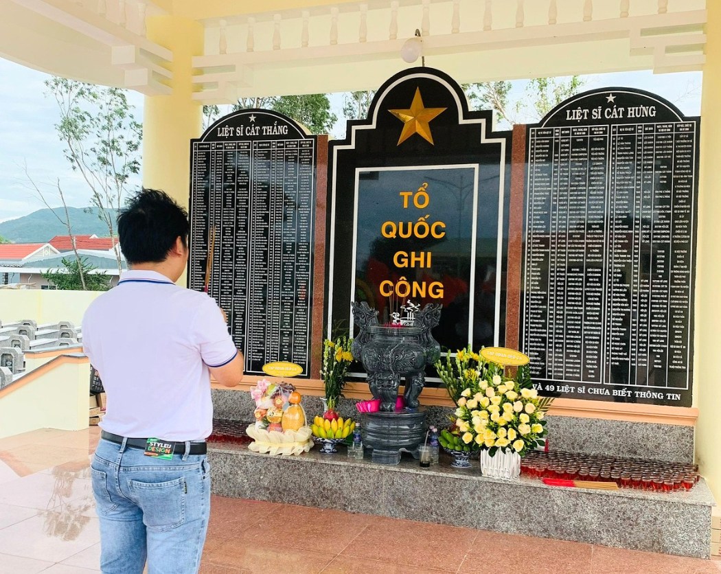 Stèle commémorative honorant les héros morts pour la patrie au Vietnam