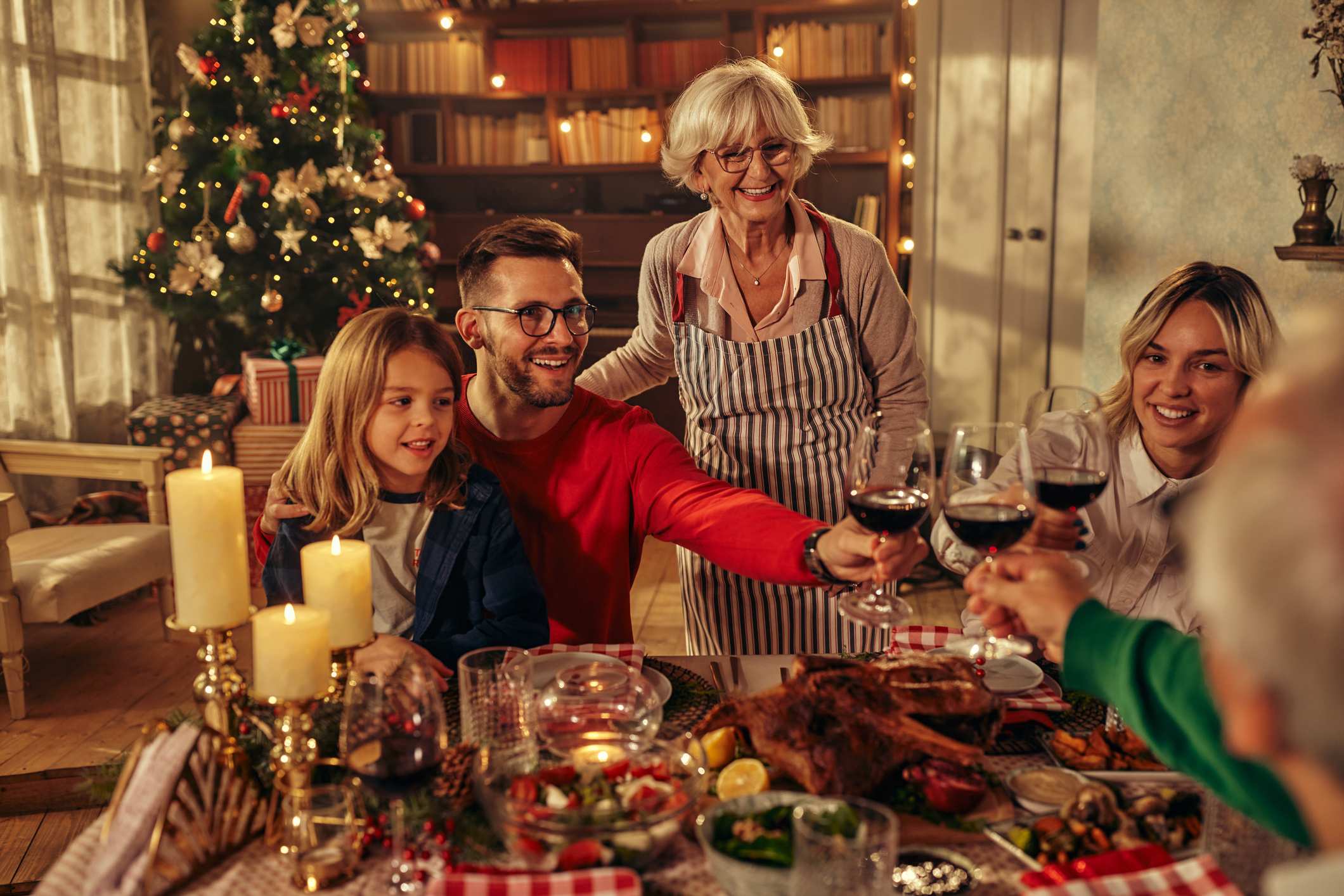 Une famille française réunie autour de la table pour le dîner de Noël