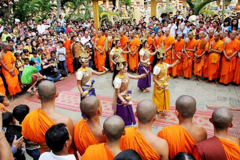 Khmer-Krom-Mönche und -Tänzerinnen bei einem Fest in einer Pagode des Mekong-Deltas