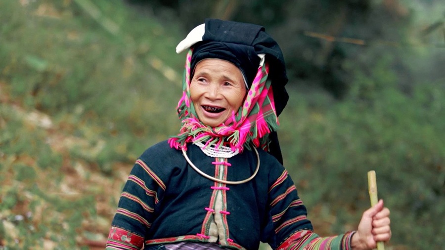 Lächelnde ältere Frau der Lo-Lo-Den-Ethnie in traditioneller Tracht in Ha Giang
