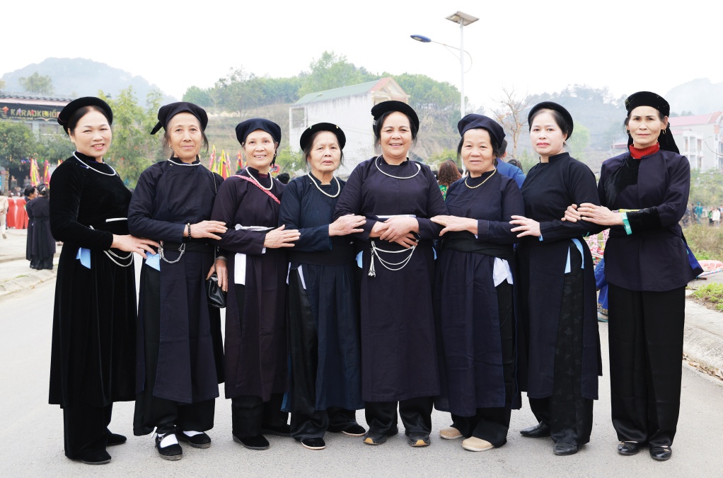 Gruppe von Tay-Frauen in traditioneller marineblauer Kleidung bei einem Fest