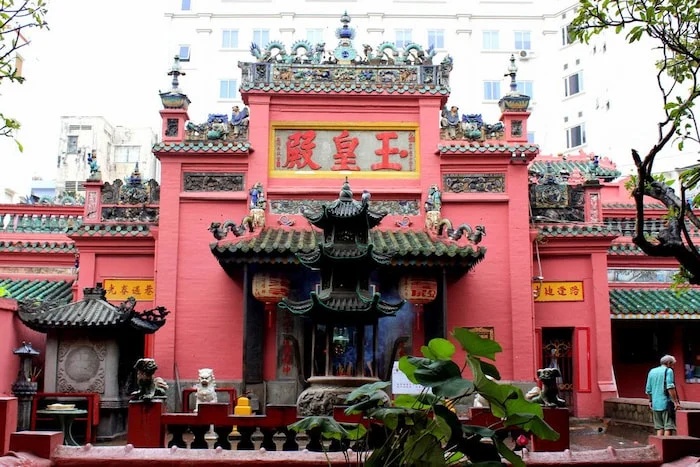 Façade rouge de la Pagode de l'Empereur de Jade à Saïgon
