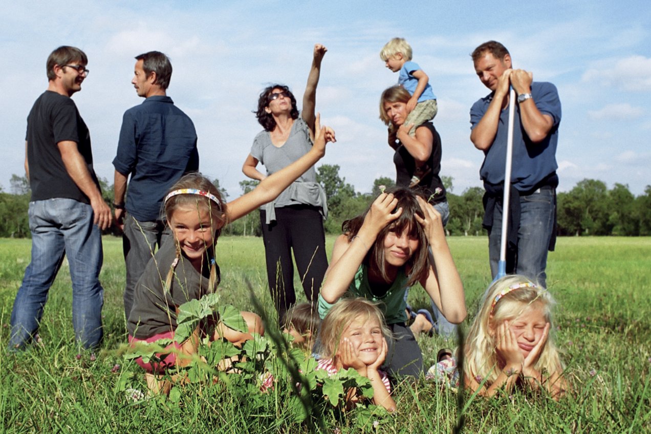 Une famille française élargie profitant d'un moment détendu en plein air
