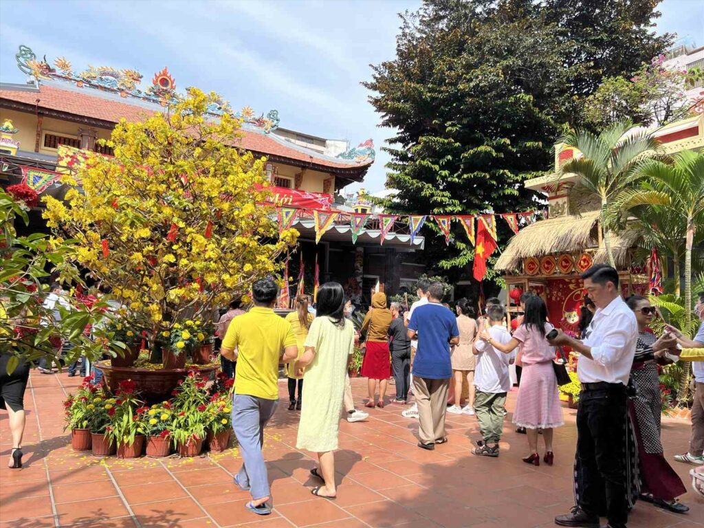 Fête bouddhiste dans une pagode décorée de fleurs pour le Têt
