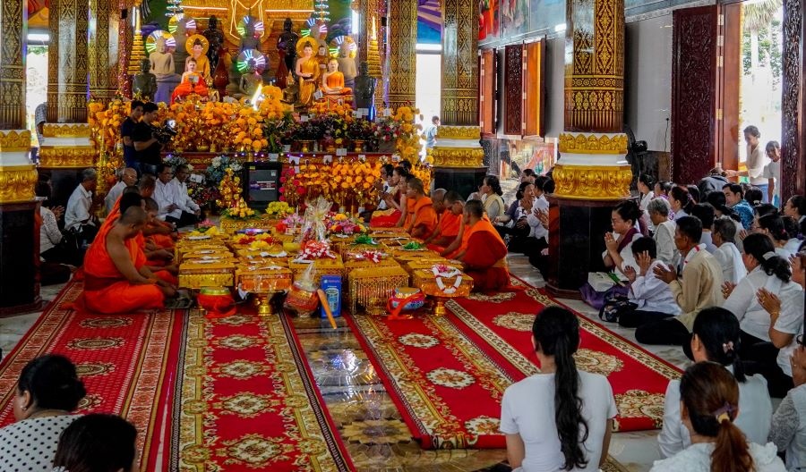 Cérémonie de la fête Kathina dans une pagode khmère à Soc Trang