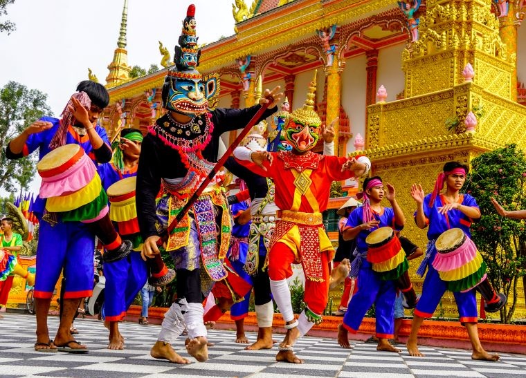 Danse traditionnelle khmère lors de la fête Kathina