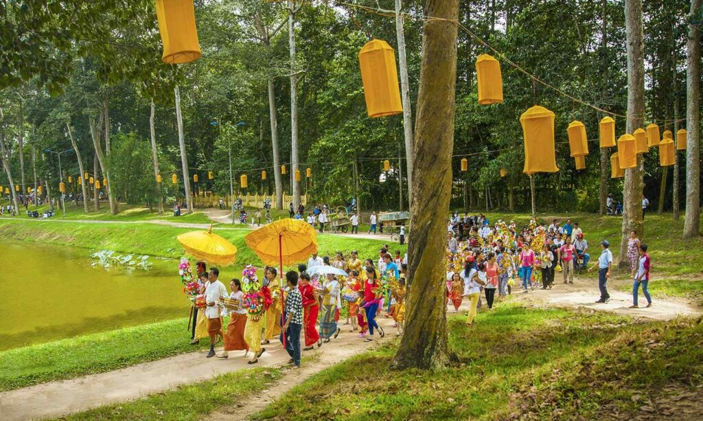 Procession de lanternes lors de la fête d'Ok Om Bok