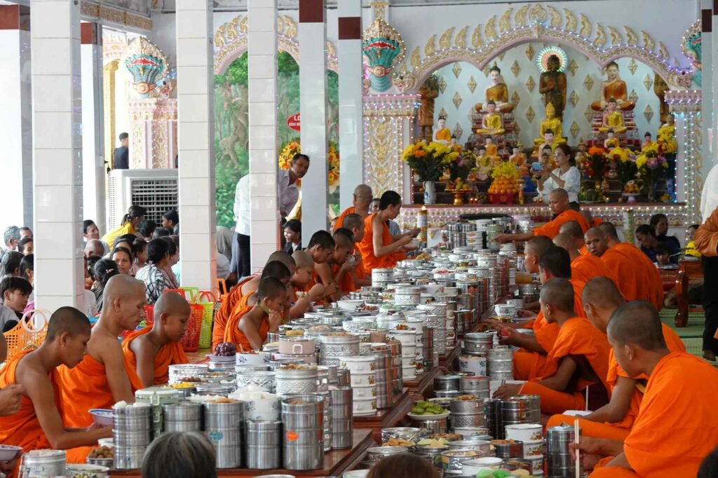 Repas offert aux moines lors de la fête Sene Dolta
