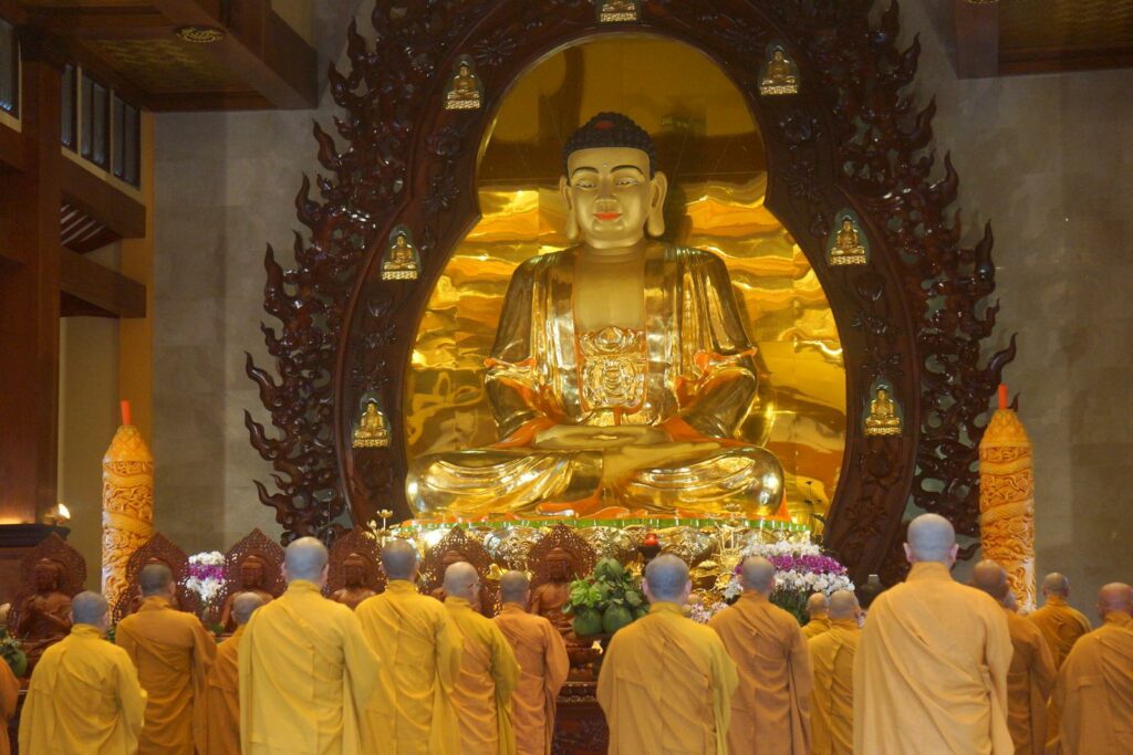 Grande statue de Bouddha dorée au Vietnam