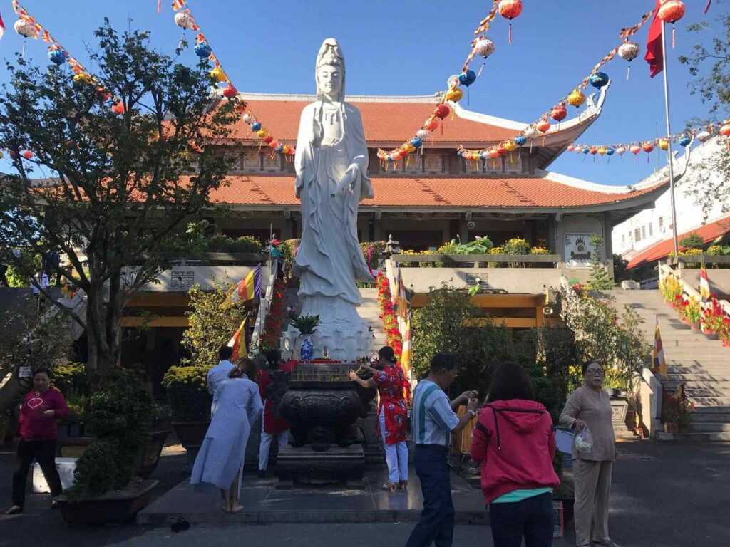 Grande statue de Quan Âm dans une pagode vietnamienne