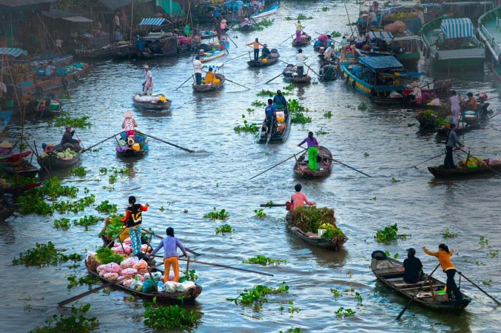 Bateaux sur le marché flottant de Nga Nam à Soc Trang