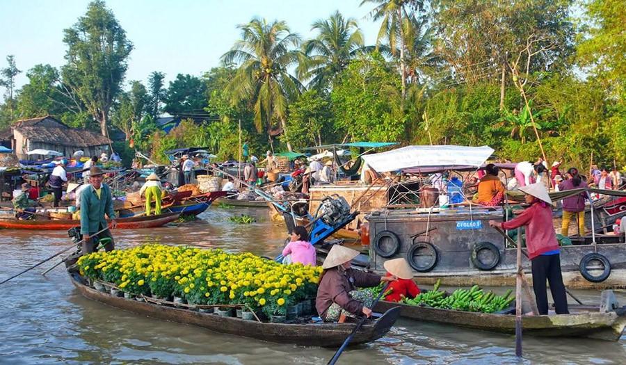 Bateaux chargés de fleurs au marché flottant de Nga Nam