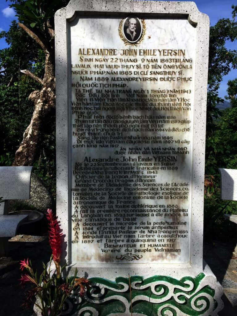 Eine Stele stellt das Leben und die Laufbahn von Alexandre Yersin in zwei Sprachen vor