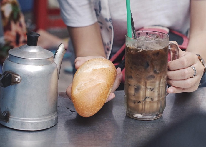 Café vietnamien filtré (cà phê vợt), tradition emblématique du matin à Saigon