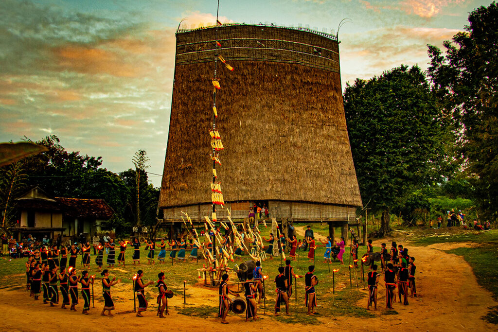 Nhà rông, traditionelle Architektur des Zentralen Hochlandes von Vietnam