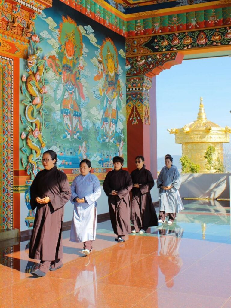 Nonnes bouddhistes se recueillant dans un temple vietnamien