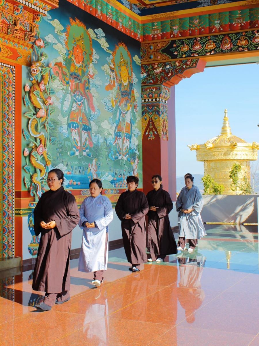 Nonnes bouddhistes en prière dans un temple au Vietnam