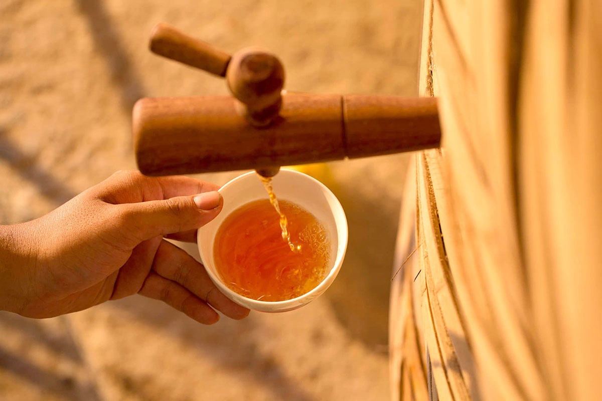 Production artisanale de nước mắm, sauce de poisson vietnamienne