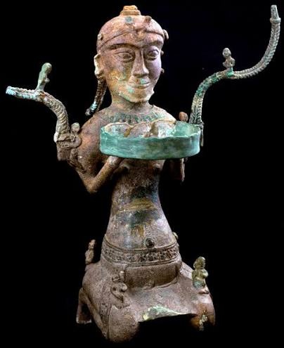 Objet en bronze de la culture de Dong Son représentant une figure humaine