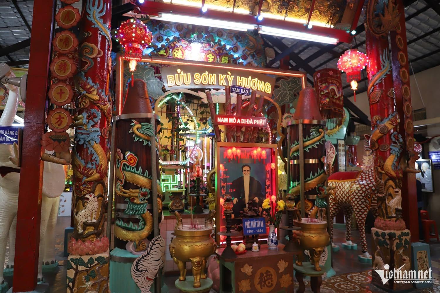 Autel intérieur de la pagode Buu Son Tu avec statues d’argile